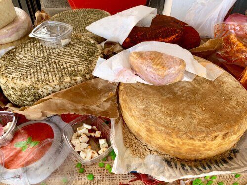 Et bord med litt majoreroost