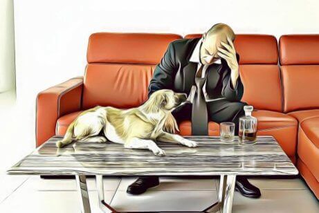 En urolig mann som sitter i sofaen