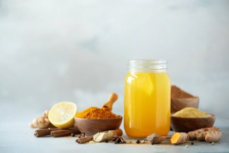 Et glass gyllen melk og krydder er flott for hundens ledd