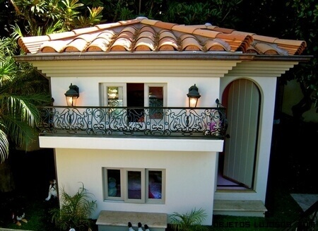 Luksuriøse hundehus med basseng. 