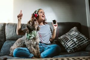 Forlate hjemmet: Bør jeg la radioen stå på for kjæledyret mitt?