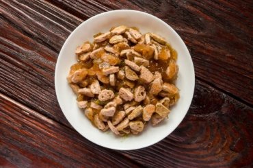 Et bilde av våtfôr til katter