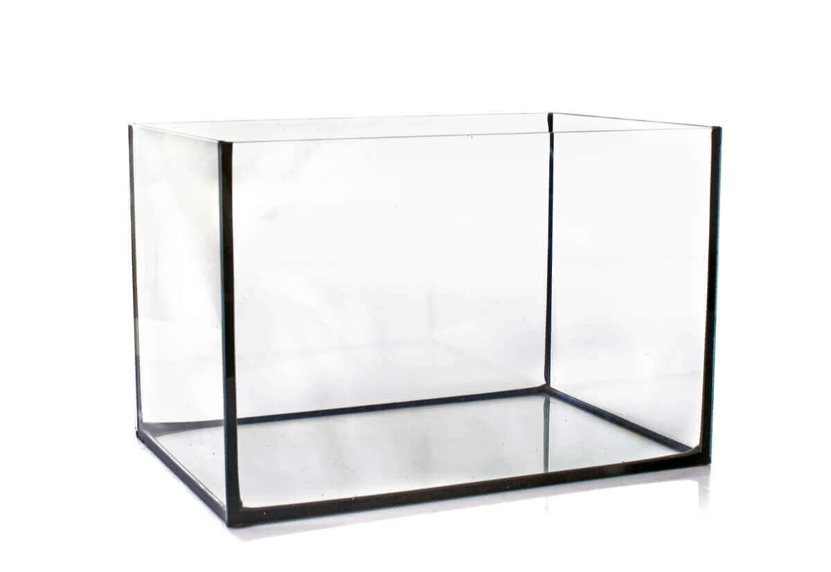 Et tomt akvarium i glass