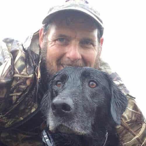 En ekspert på droneteknologi og en redningshund.