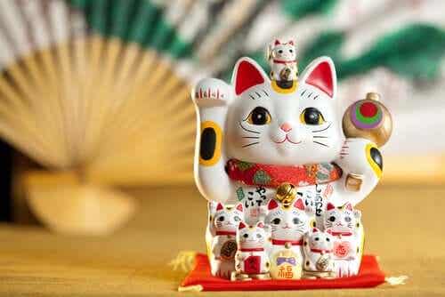 En statue av en Maneki-neko